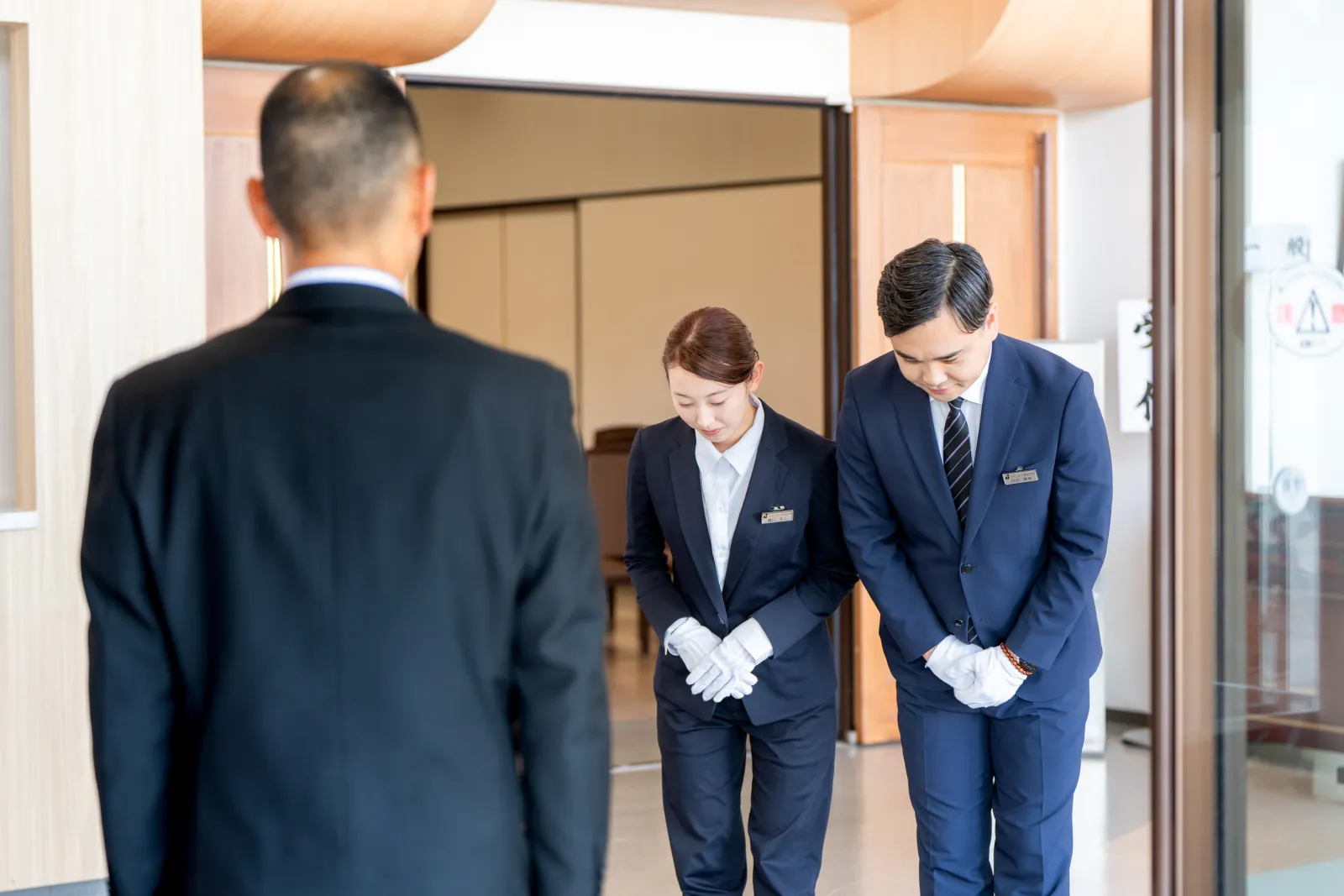 お客様をお迎えするスタッフ